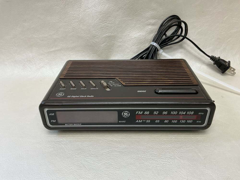 Vintage General Electric GE Digital AM/FM Clock Radio Model 7-4612BKA
